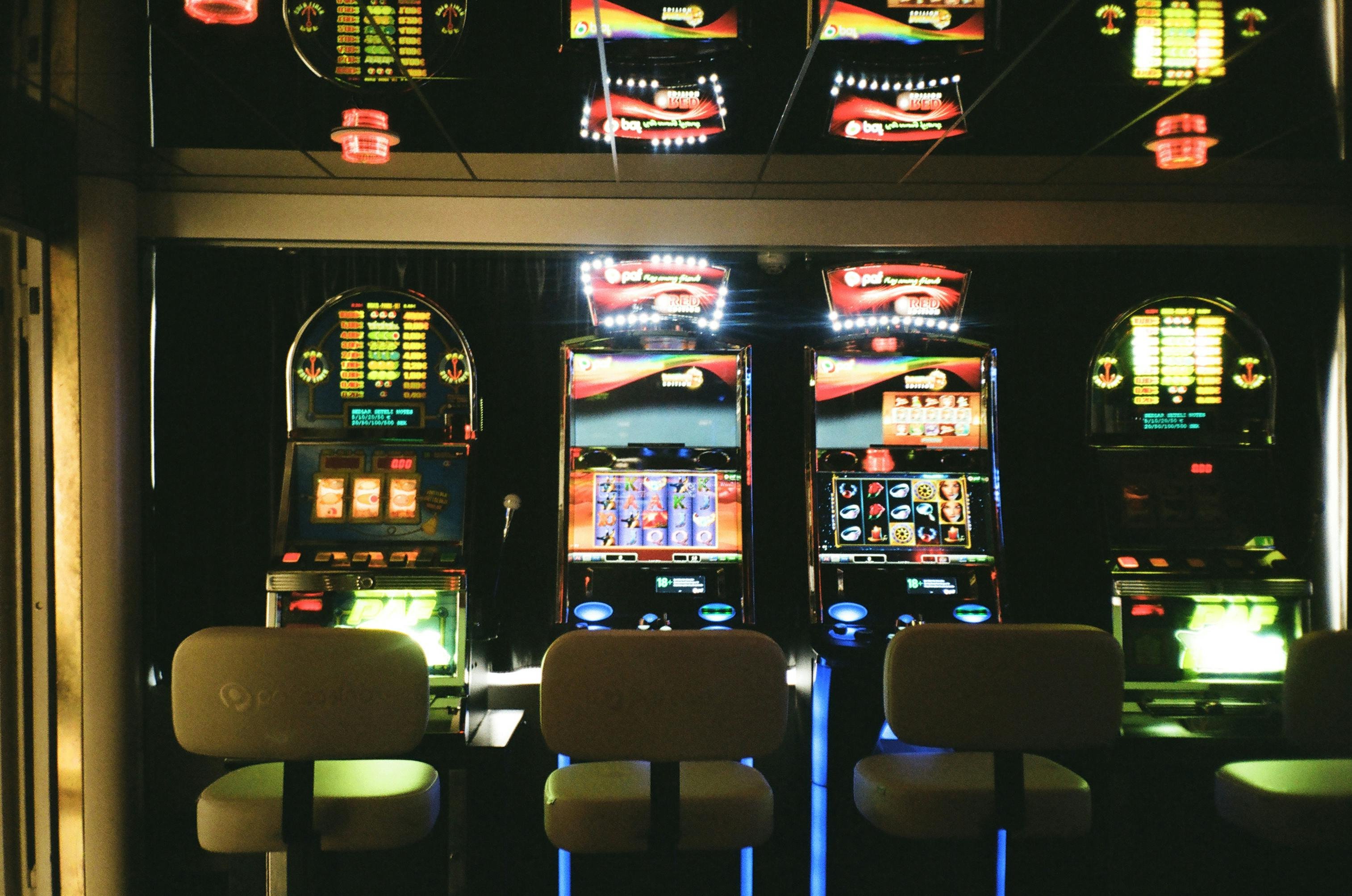 Meja poker live dengan dealer profesional di platform pendekar79